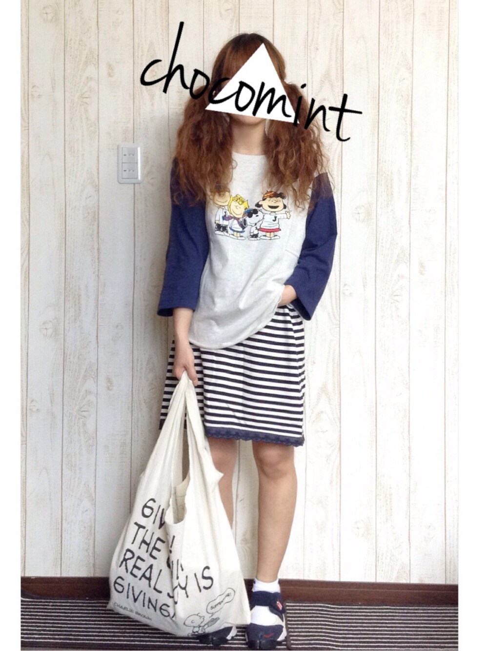 ホワイト系のTシャツ/カットソー、ホワイト系のトートバッグ、ブルー系のスニーカーを着用したレディースの夏コーディネートの1枚目の写真