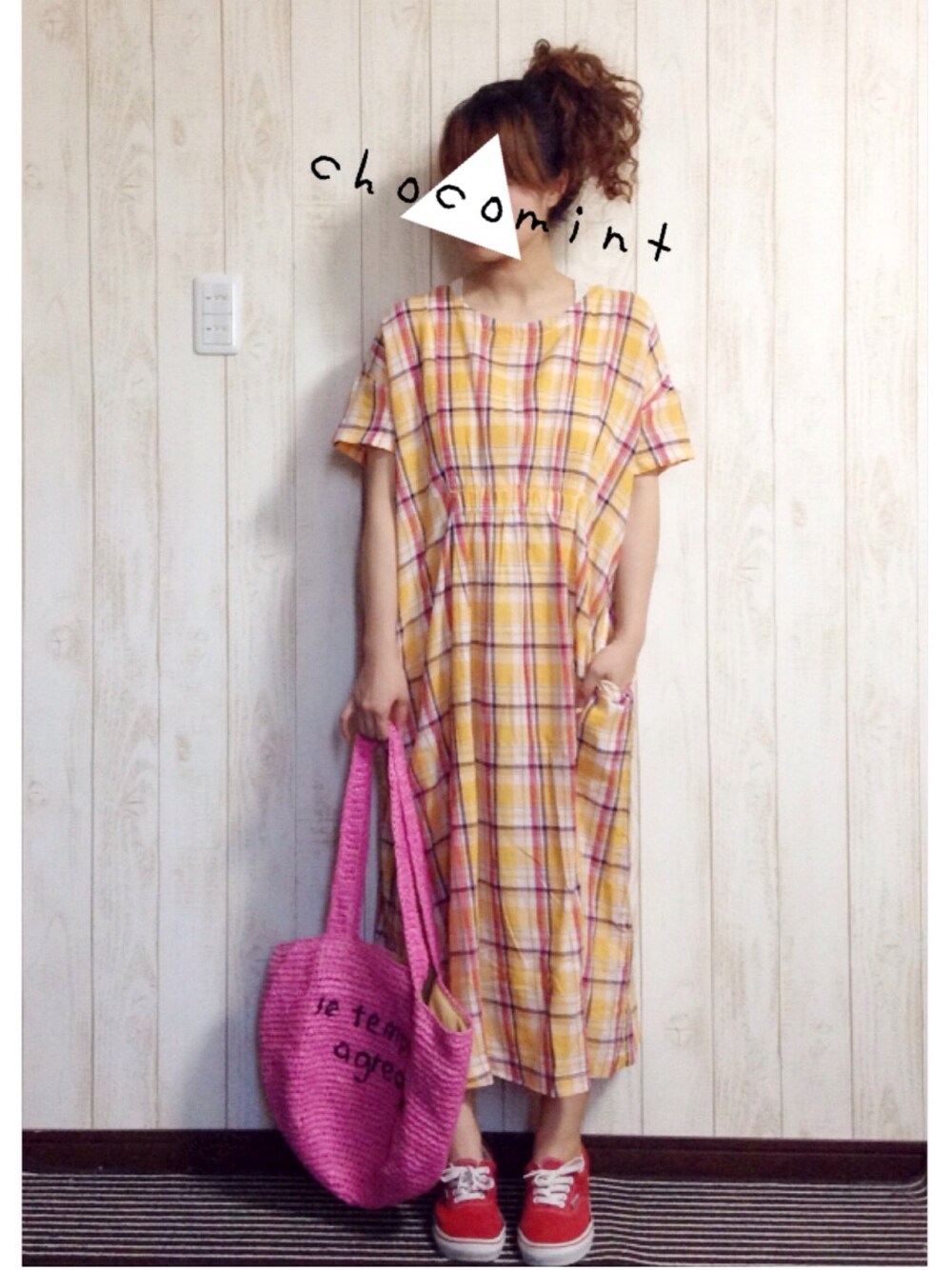 イエロー系のワンピース、ピンク系のトートバッグ、レッド系のスニーカーを着用したレディースの夏コーディネートの1枚目の写真