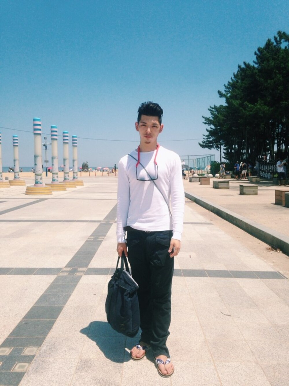 「BEAMS、nonnative、ray ban、CHUMS、ISLAND SLIPPER」｜「nonnativeのNonnative X island slipper（サンダル、ブルー系）」を使った、JinwooParkさん（メンズ・174cm）の夏コーディネートの1枚目の写真