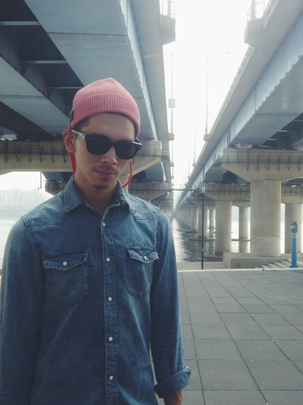 「wtaps、denim、shirts」｜「WTAPSのWtaps 2013 Beanie（ニットキャップ/ビーニー、ピンク系）」を使った、JinwooParkさん（メンズ・174cm）の夏コーディネートの1枚目の写真