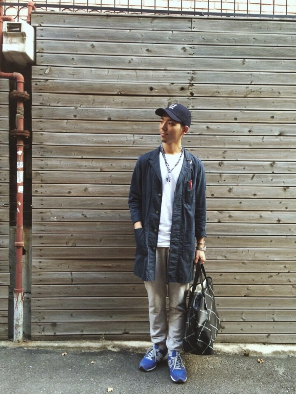 「uniform experiment、New Balance、UNIQLO」｜「uniform experimentのPvc tote（トートバッグ、ブラック系）」を使った、JinwooParkさん（メンズ・174cm）の秋コーディネートの1枚目の写真