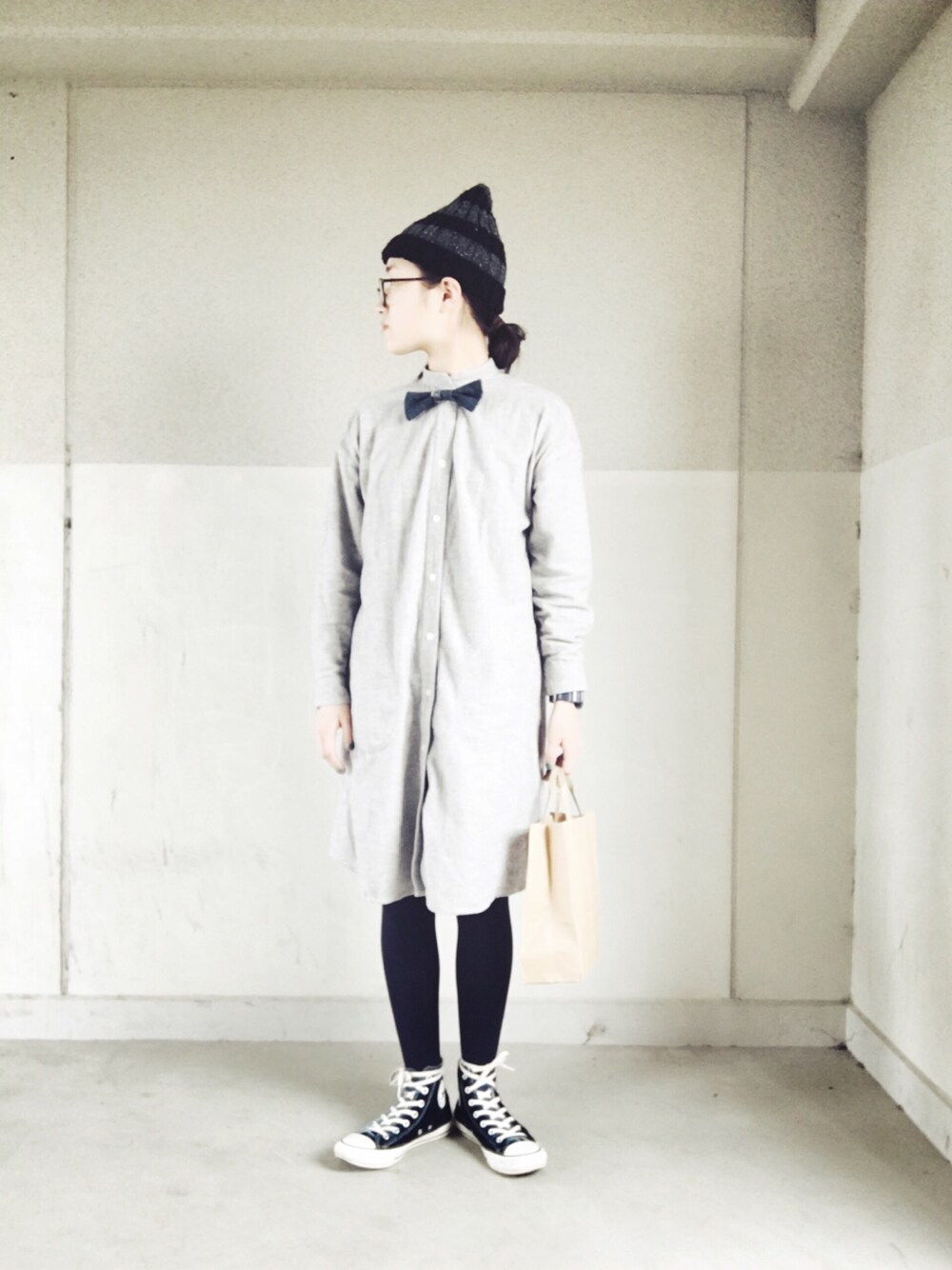 「シャツワンピース、converse、蝶ネクタイ、お団子ヘアー、ニット帽、G-SHOCK、丸メガネ、kubo_koyuki」｜「quandのアイテム（シャツワンピース、グレー系）」を使った、not useさん（レディース・160cm）の春コーディネートの1枚目の写真