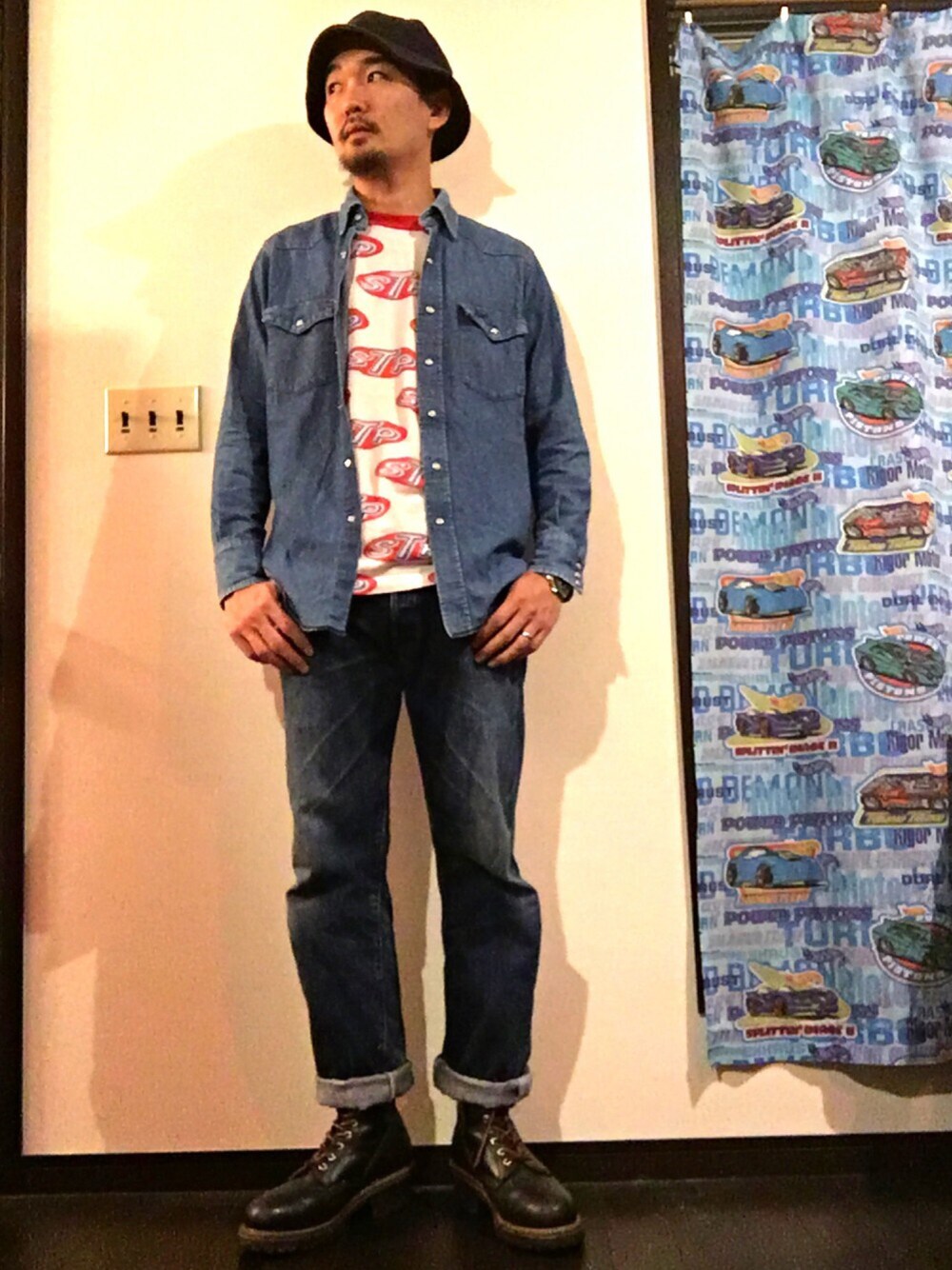 ブルー系のシャツ/ブラウス、ブルー系のデニムパンツ、ブラック系のブーツを着用したメンズの春コーディネートの1枚目の写真