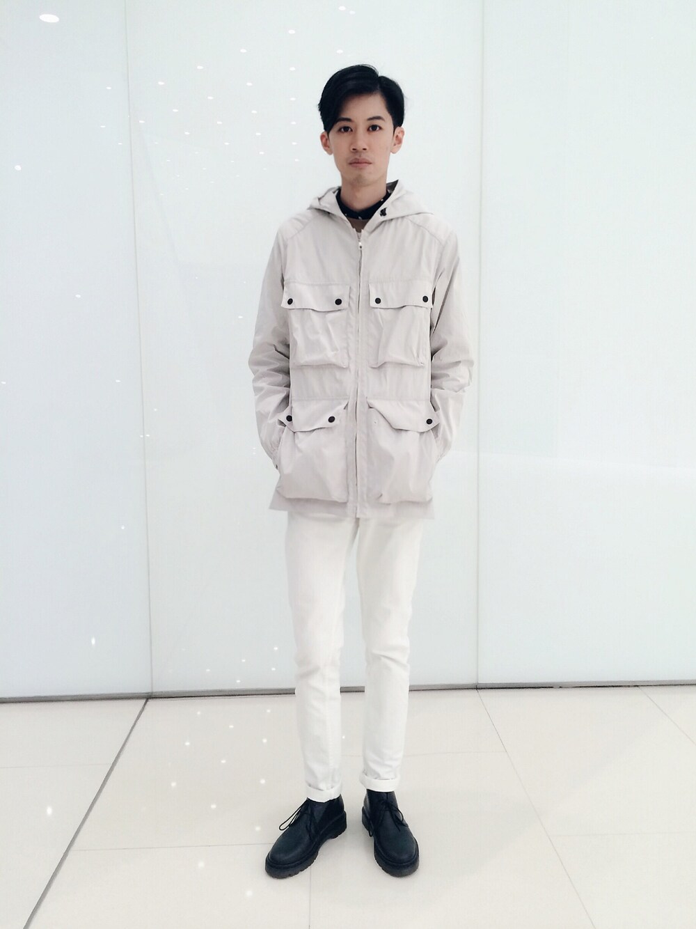 「outfit、white」｜「A.P.C.のアイテム（デニムパンツ、ホワイト系）」を使った、Ramon liさん（メンズ・178cm）の春コーディネートの1枚目の写真