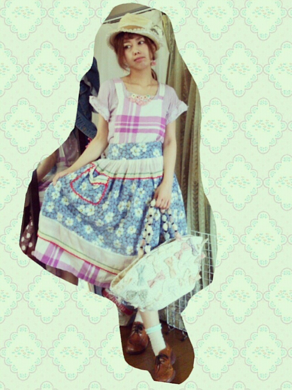 ピンク系のワンピース/ドレス、ブラウン系のシューズ、その他のファッション雑貨を着用したレディースの夏コーディネートの1枚目の写真