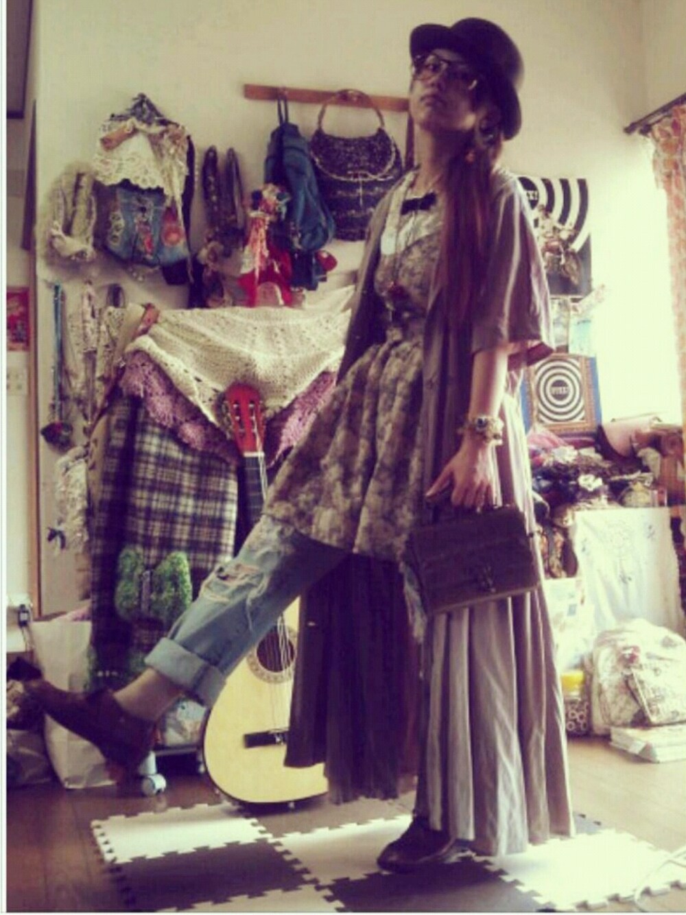 その他のワンピース/ドレス、ブルー系のパンツ、ブラウン系のジャケット/アウターを着用したレディースの夏コーディネートの1枚目の写真