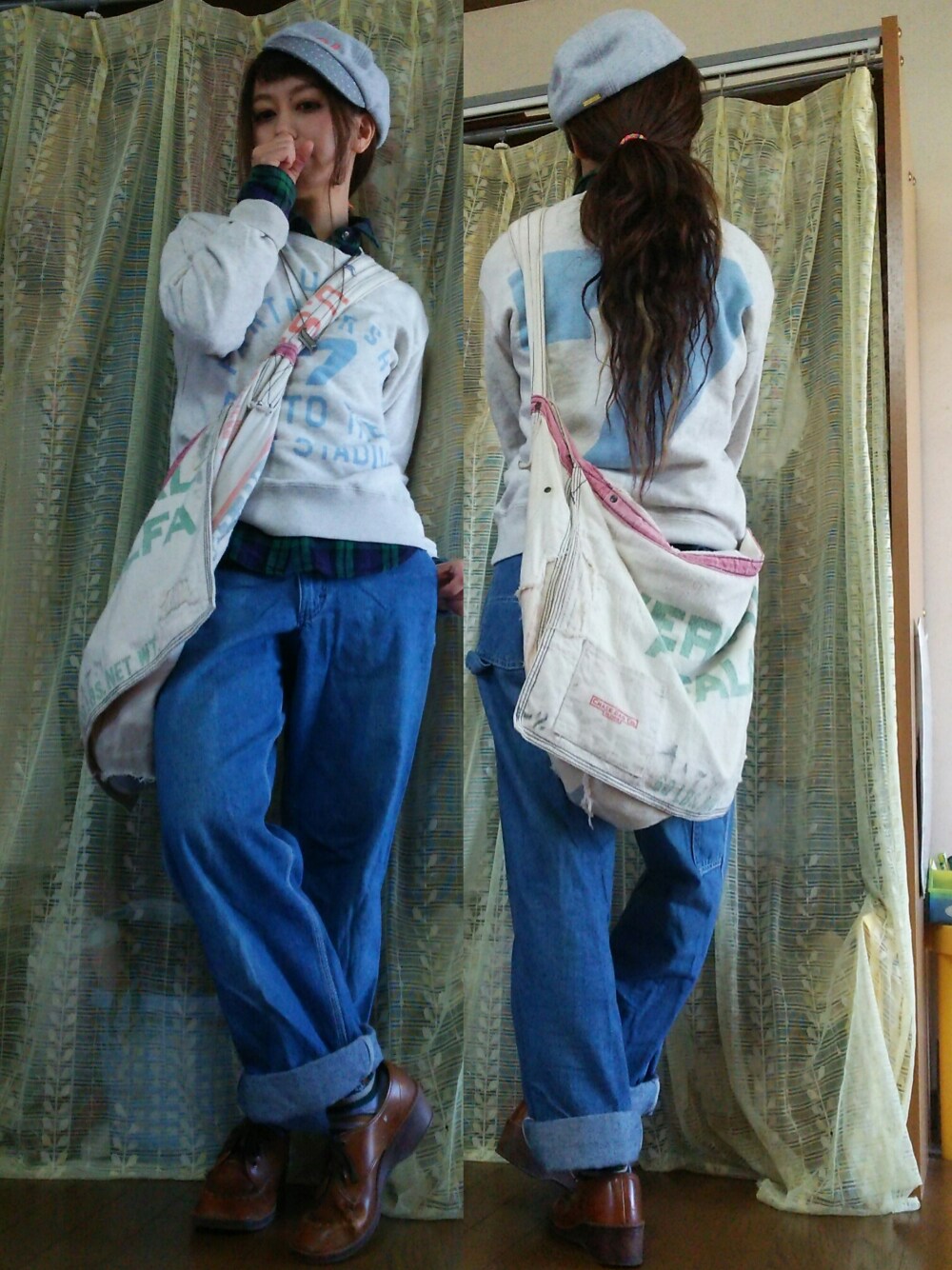 ホワイト系のバッグ、ブルー系のパンツ、グレー系のキャップを着用したレディースの秋コーディネートの1枚目の写真