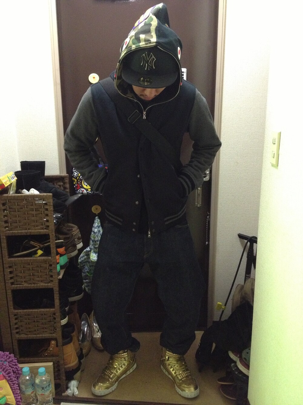 「ストリート、NEW ERA、A BATHING APE、シャークパーカー、SPX」｜「A BATHING APEのSHARK FULL ZIP HOODIE（パーカー、ブラック系）」を使った、KENFINITY 70さん（メンズ・179cm）の春コーディネートの1枚目の写真