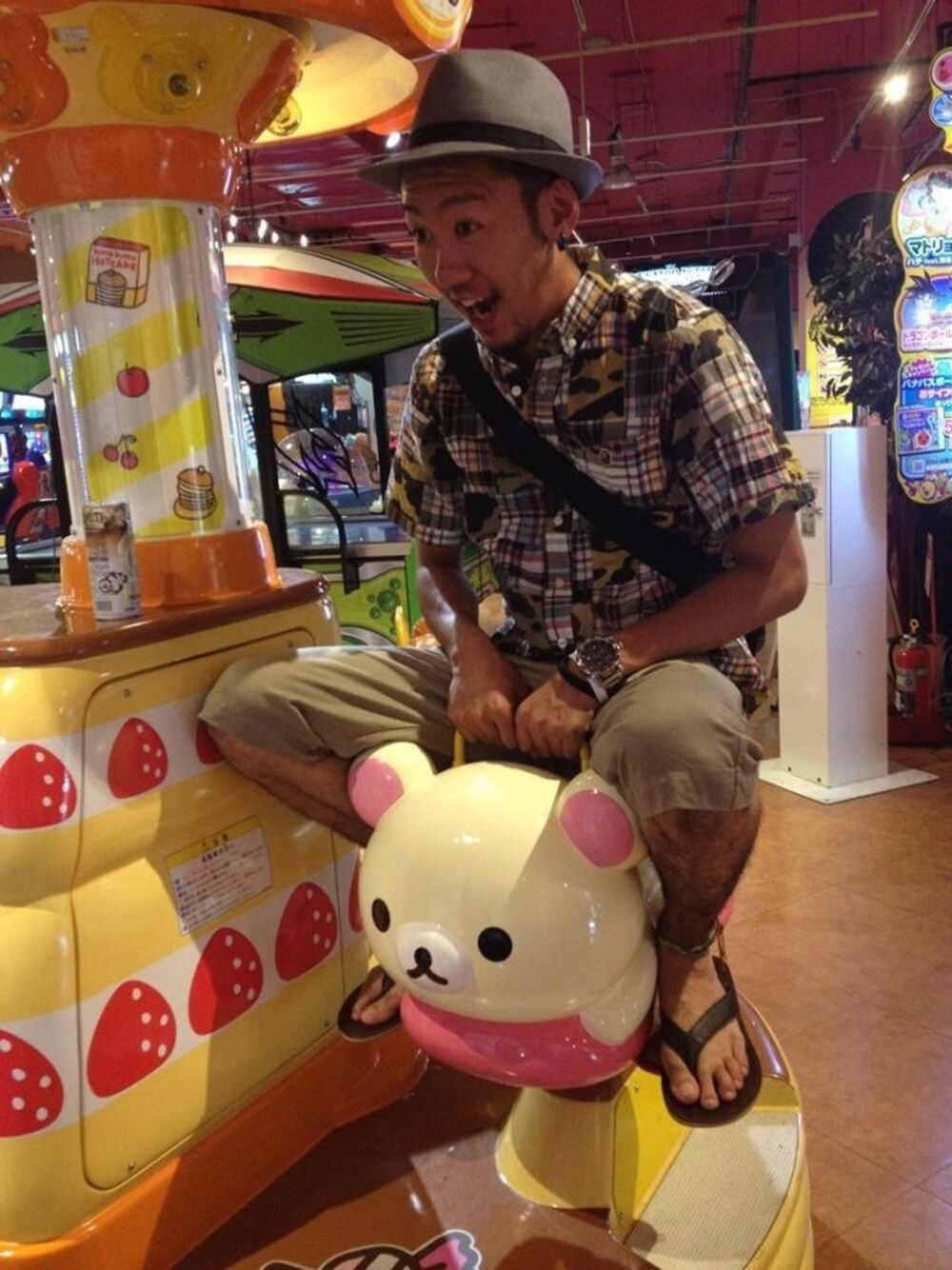 「シャツ、夏、A BATHING APE、レザーサンダル」｜「A BATHING APEの1ST CAMO PATCHWORK BD S/S SHIRT（シャツ/ブラウス、グリーン系）」を使った、KENFINITY 70さん（メンズ・179cm）の春コーディネートの1枚目の写真