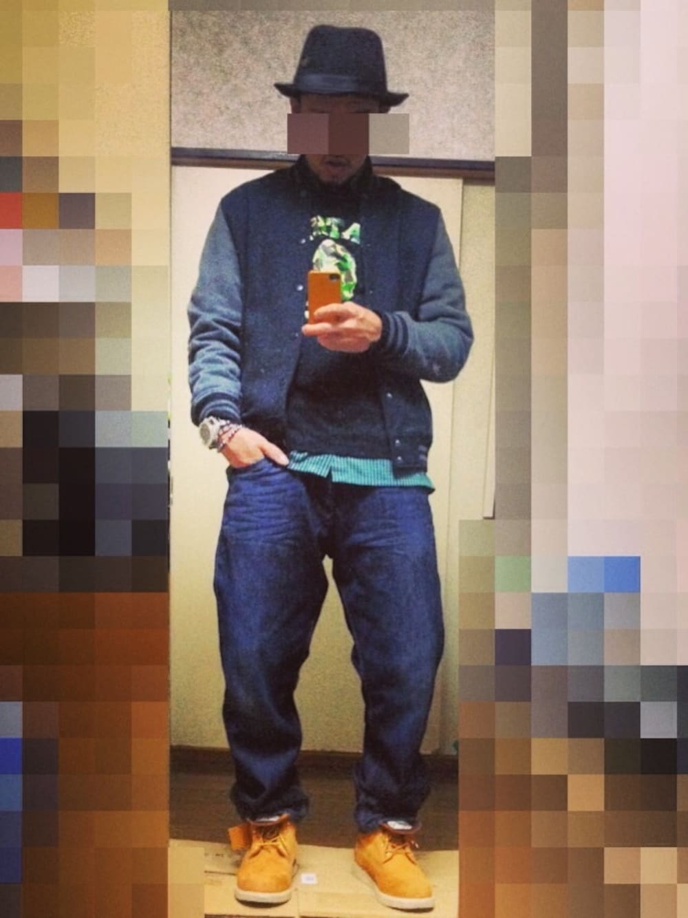 「重ね着、シャツ、ストリート、ハット、A BATHING APE、NIXON、Timberland、TOMMY HILFIGER」｜「TOMMY HILFIGERのMERCER STACKS BLUE（デニムパンツ、ブルー系）」を使った、KENFINITY 70さん（メンズ・179cm）の春コーディネートの1枚目の写真