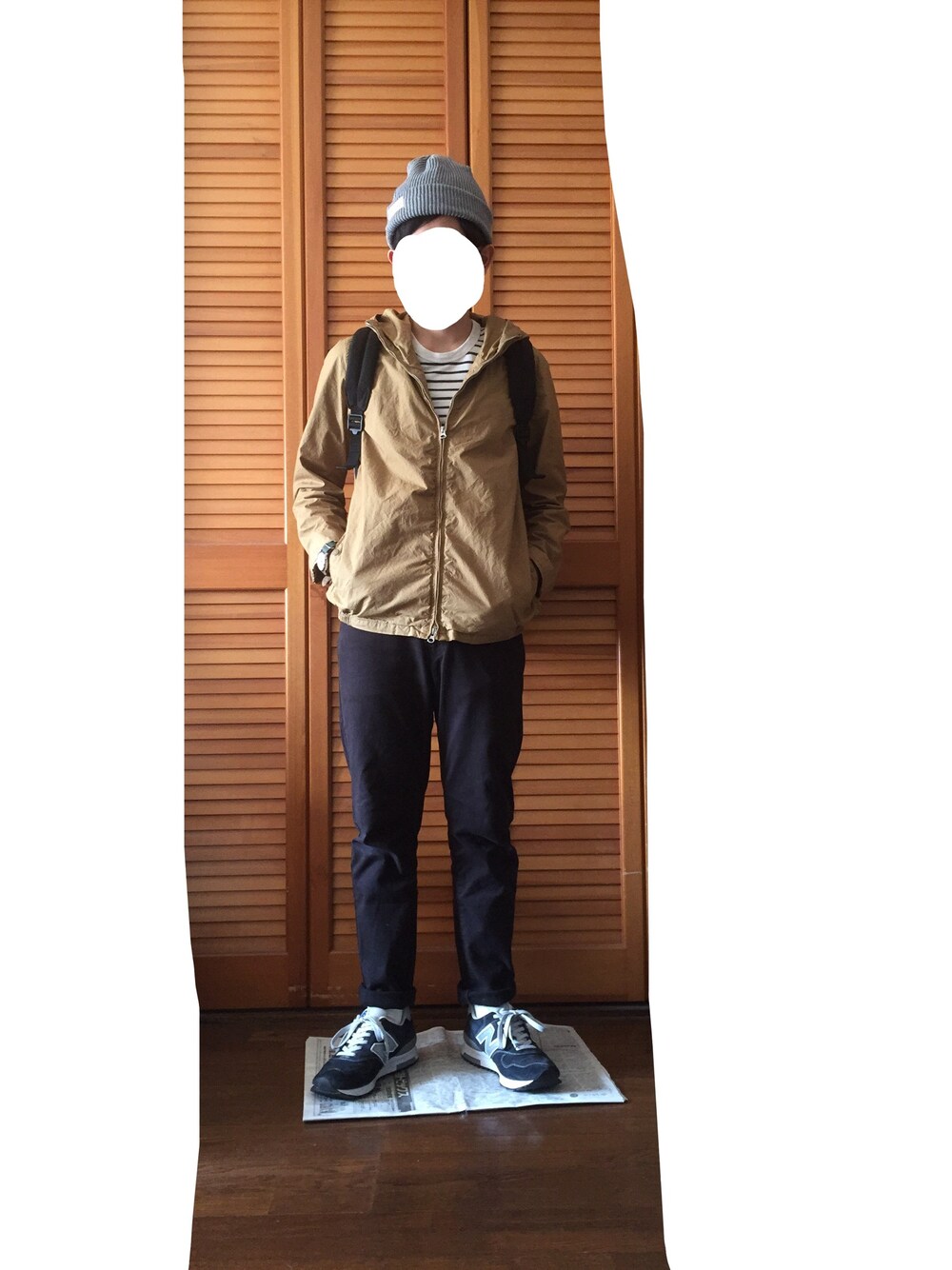 グレー系のTシャツ/カットソー、ベージュ系のマウンテンパーカー、ブラック系のその他パンツを着用したメンズの春コーディネートの1枚目の写真