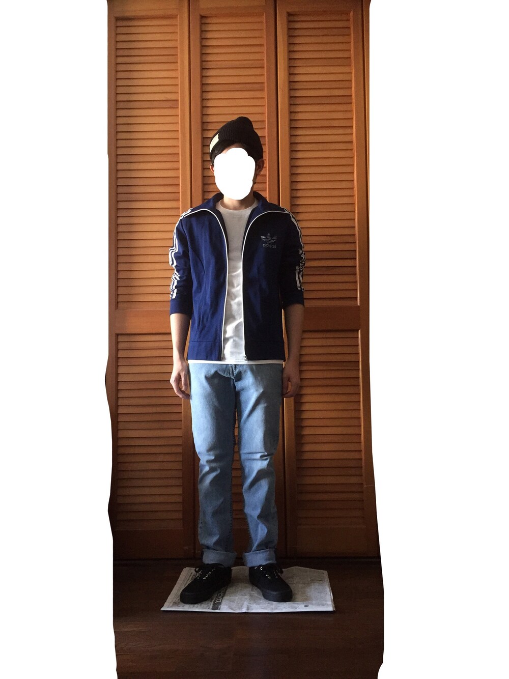 ブルー系のジャージ、ホワイト系のTシャツ/カットソー、ブルー系のデニムパンツを着用したメンズの春コーディネートの1枚目の写真