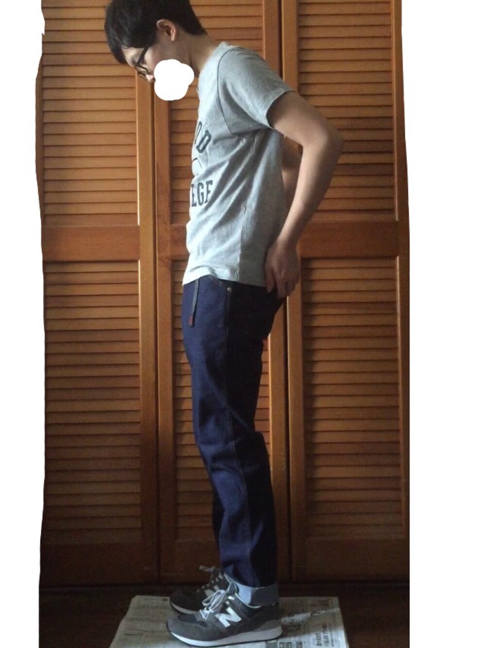 その他のTシャツ/カットソー、ブルー系のその他パンツ、グレー系のスニーカーを着用したメンズの夏コーディネートの1枚目の写真