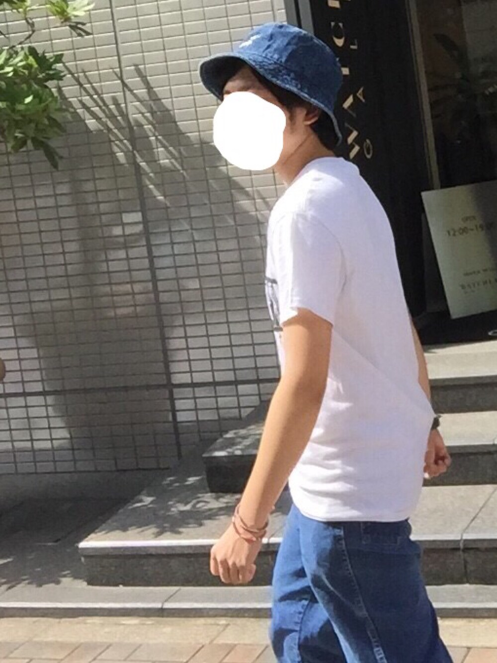 ホワイト系のTシャツ/カットソー、ブルー系のデニムパンツ、ブラック系のスニーカーを着用したメンズの夏コーディネートの1枚目の写真