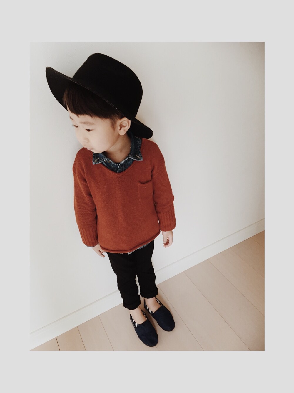 「シンプルコーデ、キッズファッション、プチプラ、しまむら、フェルトハット、3歳、男の子」｜「OLD NAVYのアイテム（ニット/セーター、ブラウン系）」を使った、shooomanさん（キッズ・100cm）の冬コーディネートの1枚目の写真