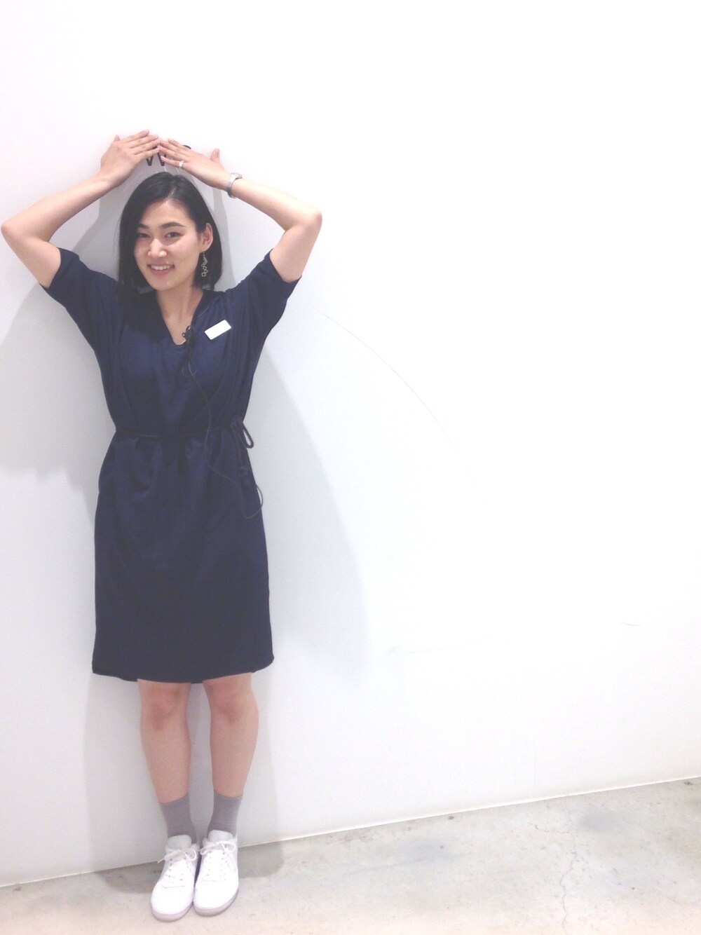 「スニーカー、春コーデ、ワンピース、navy、KOE、2016SS、172cm、coordinate」｜「koeのギャザーディテールロングワンピース（ワンピース、ブルー系）」を使った、伽織さん（レディース・167cm）の冬コーディネートの1枚目の写真