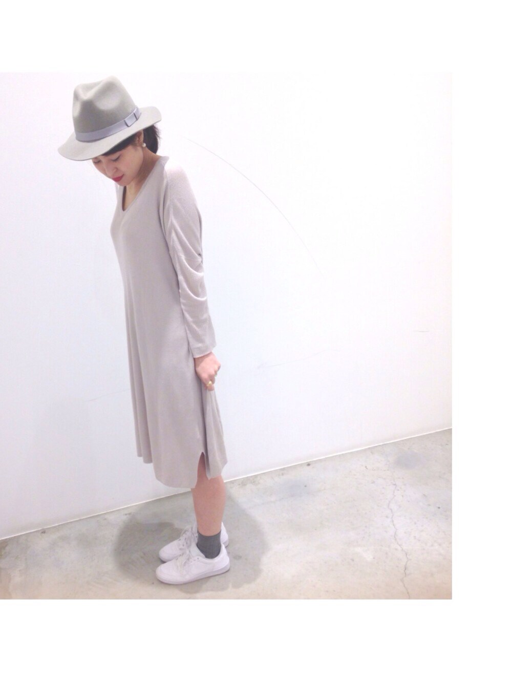 「KOE、2016SS、KOE岡山、岡山、ベージュ、春、休日スタイル、オトナカジュアル、シンプルコーデ、ワンピース」｜「koeのワイドVネックニットワンピース（ワンピース、ベージュ系）」を使った、伽織さん（レディース・167cm）の冬コーディネートの1枚目の写真
