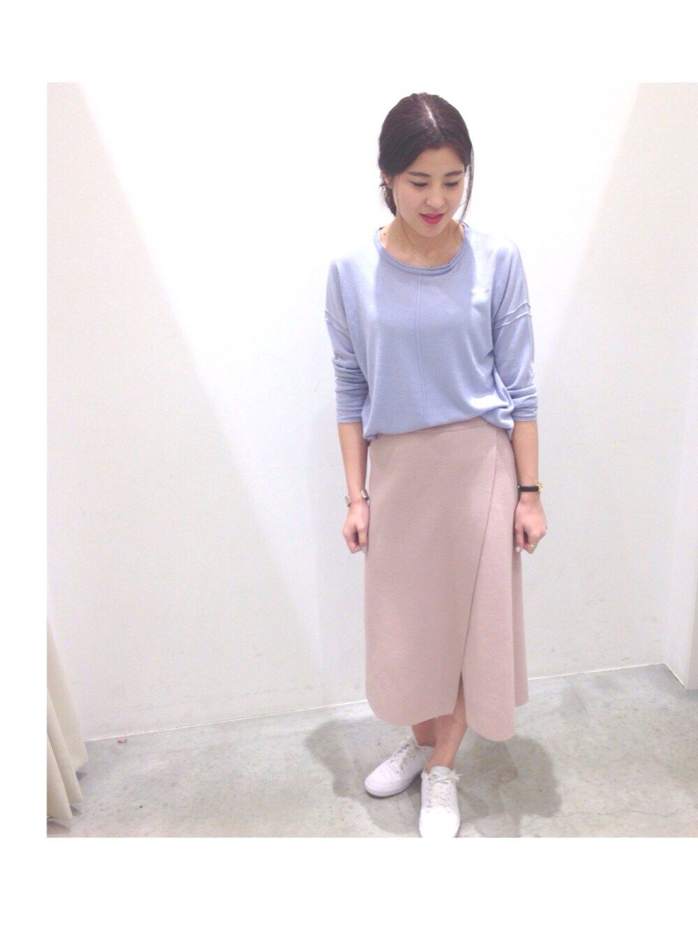 「春コーデ、スニーカー、2016SS、pink、KOE、167㎝、岡山、タイトスカート」｜「koeのフロントシームニットプルオーバー（ニット/セーター、ブルー系）」を使った、伽織さん（レディース・167cm）の冬コーディネートの1枚目の写真