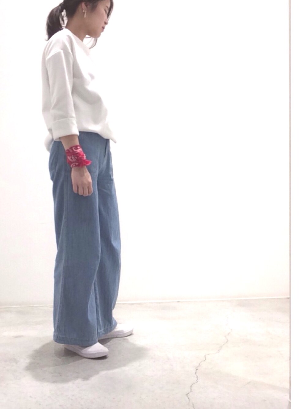 「春、デニム、バギーパンツ、白トップス、スニーカー、白、バンダナ、KOE、KOE岡山、岡山デニム」｜「koeのスリットデザインプルオーバー（スウェット、ホワイト系）」を使った、伽織さん（レディース・167cm）の春コーディネートの1枚目の写真