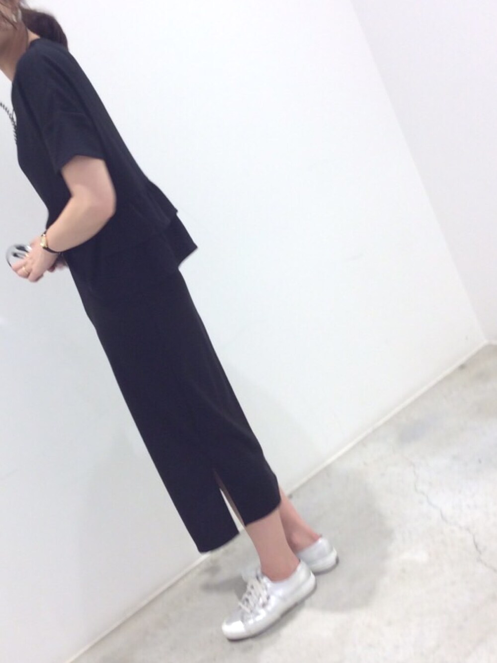 「シンプルコーデ、オトナ女子、プチプラ、黒、スニーカー、KOE、KOE岡山、夏、タイトスカート、フリル」｜「koeのアイテム（トップス、ブラック系）」を使った、伽織さん（レディース・167cm）の春コーディネートの1枚目の写真