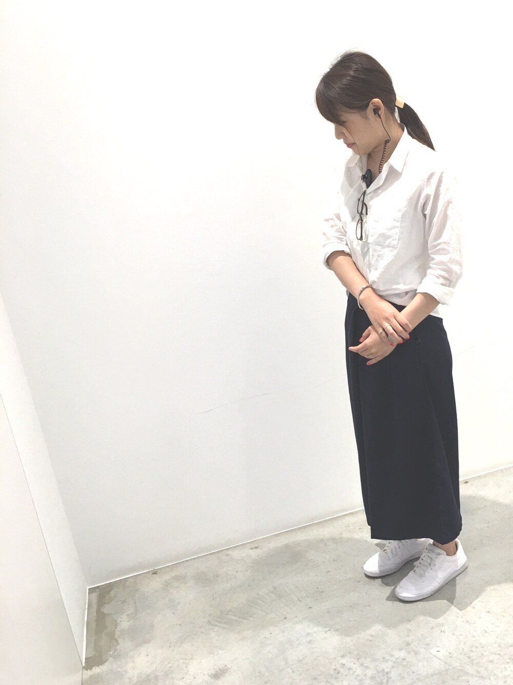 「カジュアルコーデ、シンプルコーデ、大人カジュアル、プチプラ、ホワイト、シャツスタイル、ママコーデ、KOE、KOE岡山、スニーカー」｜「koeのカバーメタルポニー（ヘアゴム、ゴールド系）」を使った、伽織さん（レディース・167cm）の春コーディネートの1枚目の写真