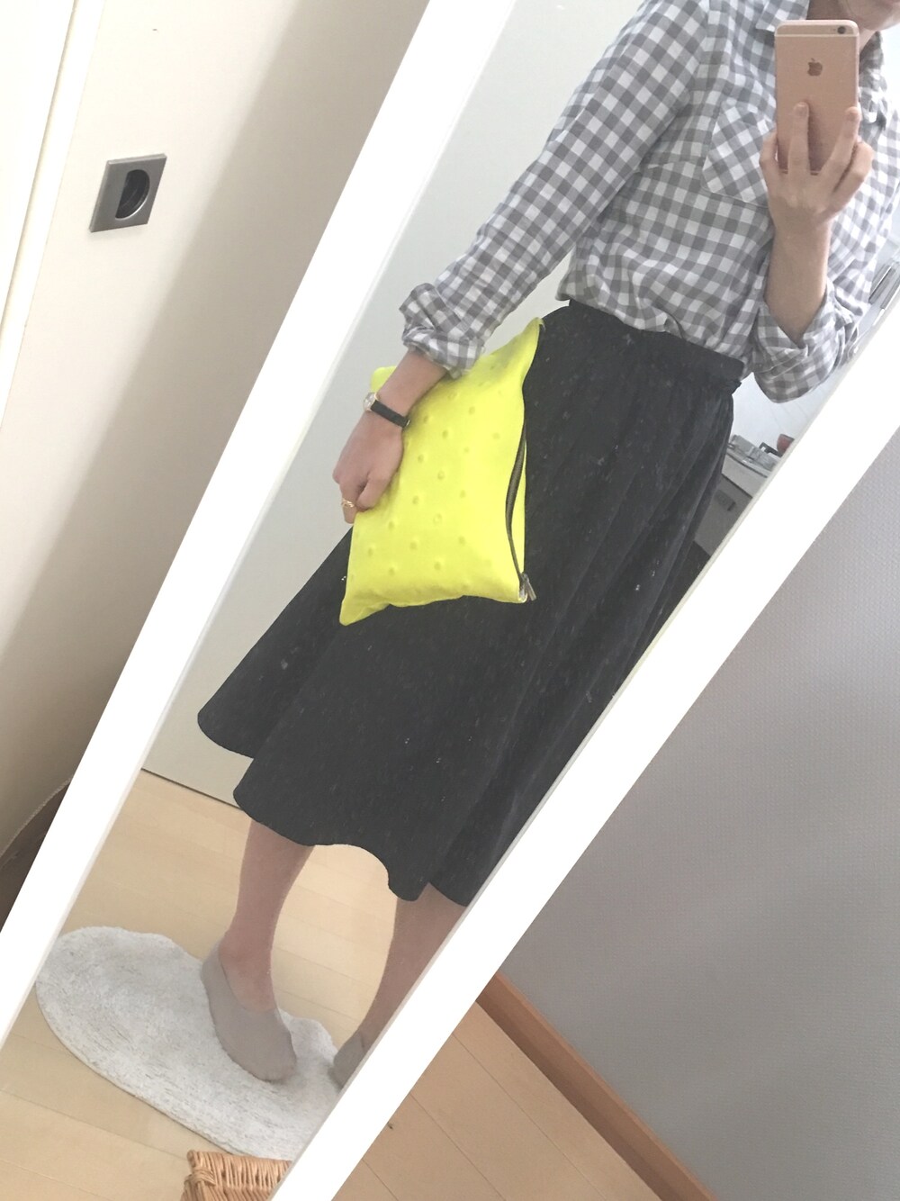 「シンプル、ラクチンコーデ、ギンガムチェック、シャツスタイル、KOE、KOE岡山、春コーデ、黒、スペルガ、休日スタイル」｜「koeのギンガムチェックシャツ（シャツ/ブラウス、グレー系）」を使った、伽織さん（レディース・167cm）の春コーディネートの1枚目の写真