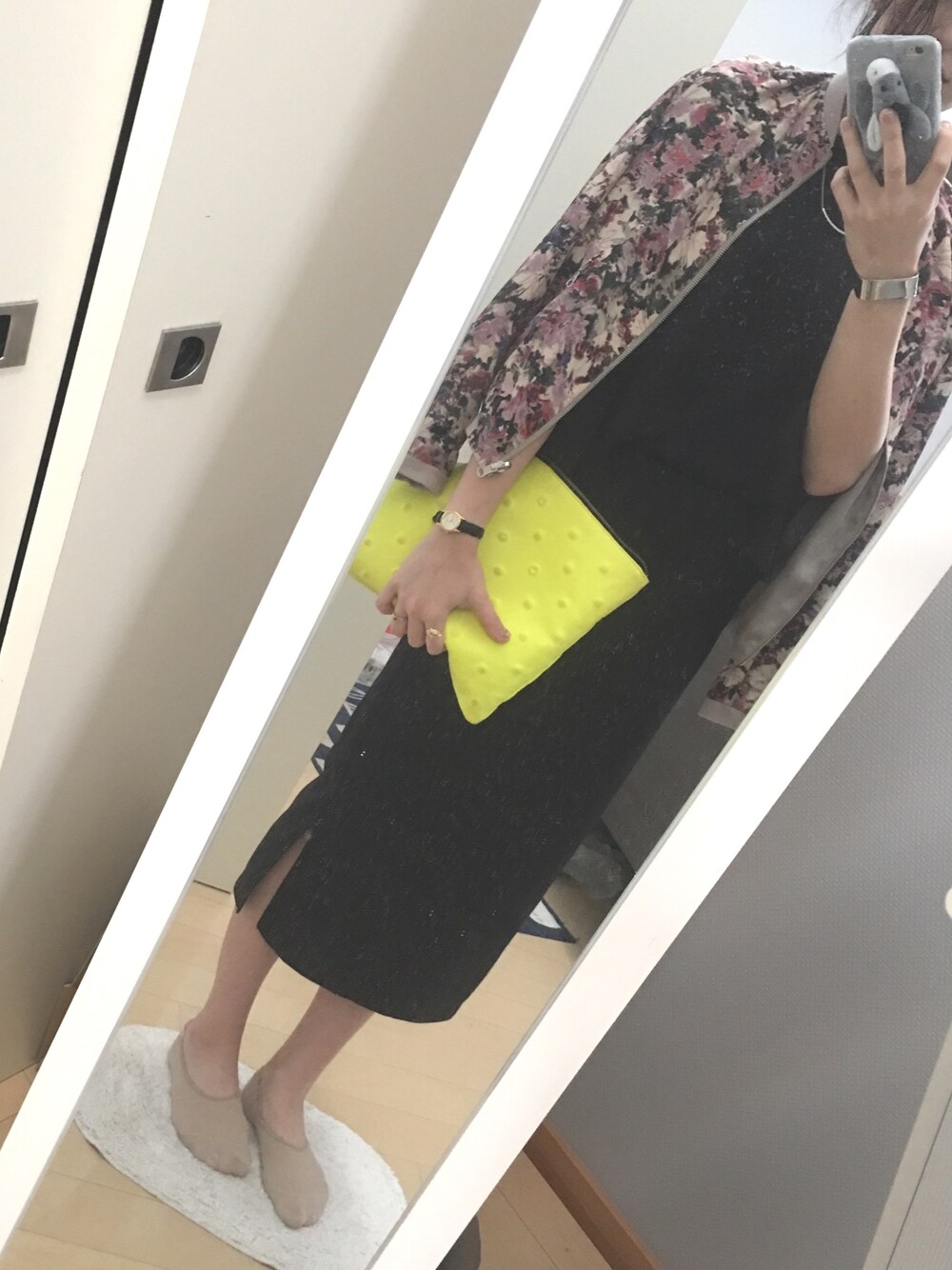 「大人コーデ、タイトスカート、黒、夏、春コーデ、岡山、KOE、シンプル」｜「koeの・ドットエンボスクラッチ（クラッチバッグ、イエロー系）」を使った、伽織さん（レディース・167cm）の春コーディネートの1枚目の写真