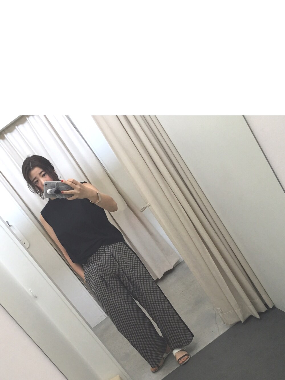 「オトナカジュアル、楽チンコーデ、大人コーデ、岡山、KOE、KOE岡山、ootd、サンダル、夏、幾何学柄」｜「koeのバックショルダータックノースリーブプルオーバー（トップス、ブラック系）」を使った、伽織さん（レディース・167cm）の春コーディネートの1枚目の写真