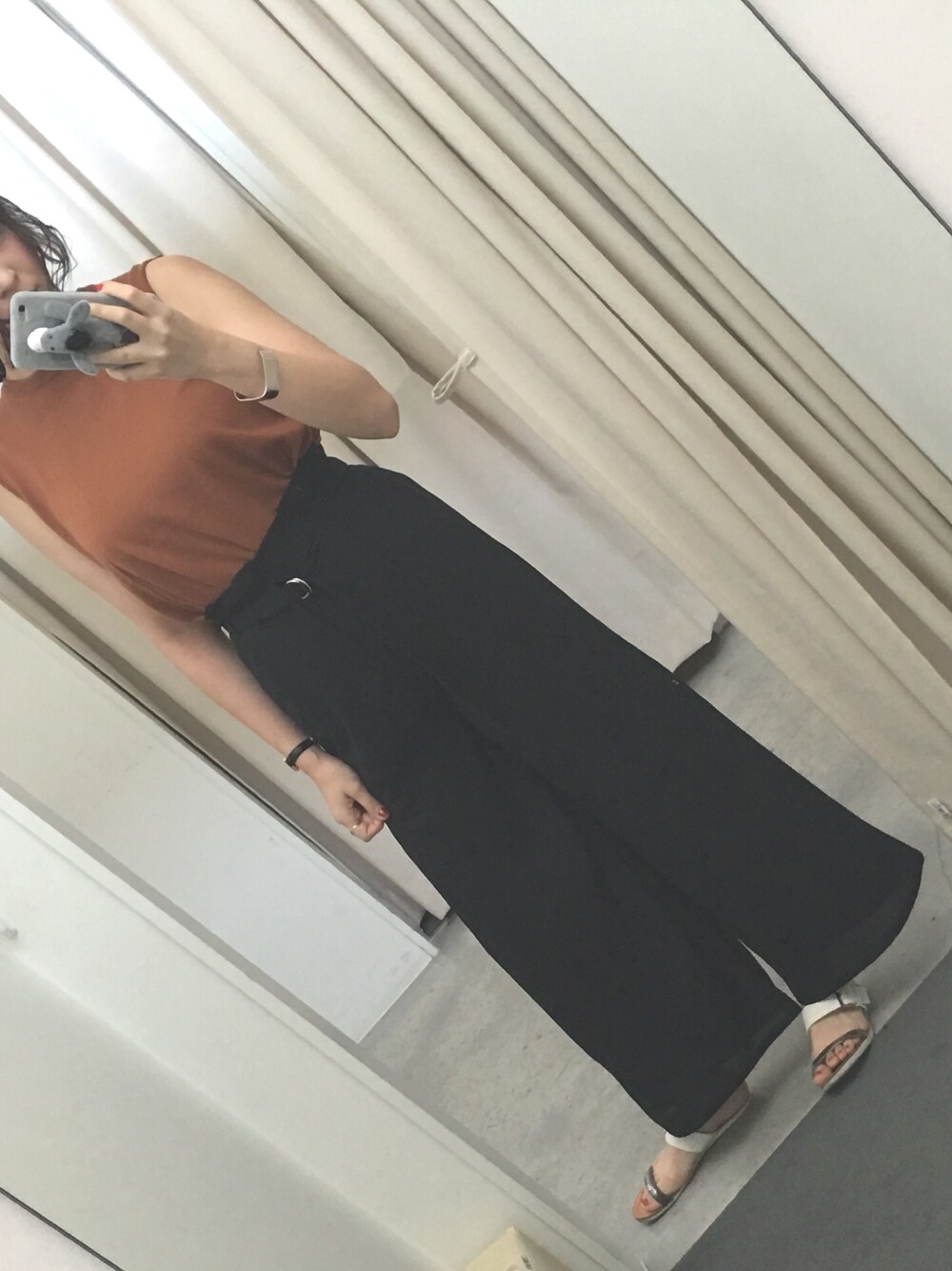 「ootd、オレンジニット、黒、楽チンコーデ、岡山、KOE岡山、KOE、オトナカジュアル、casual、大人コーデ」｜「koeのアイテム（ニット/セーター、オレンジ系）」を使った、伽織さん（レディース・167cm）の春コーディネートの1枚目の写真