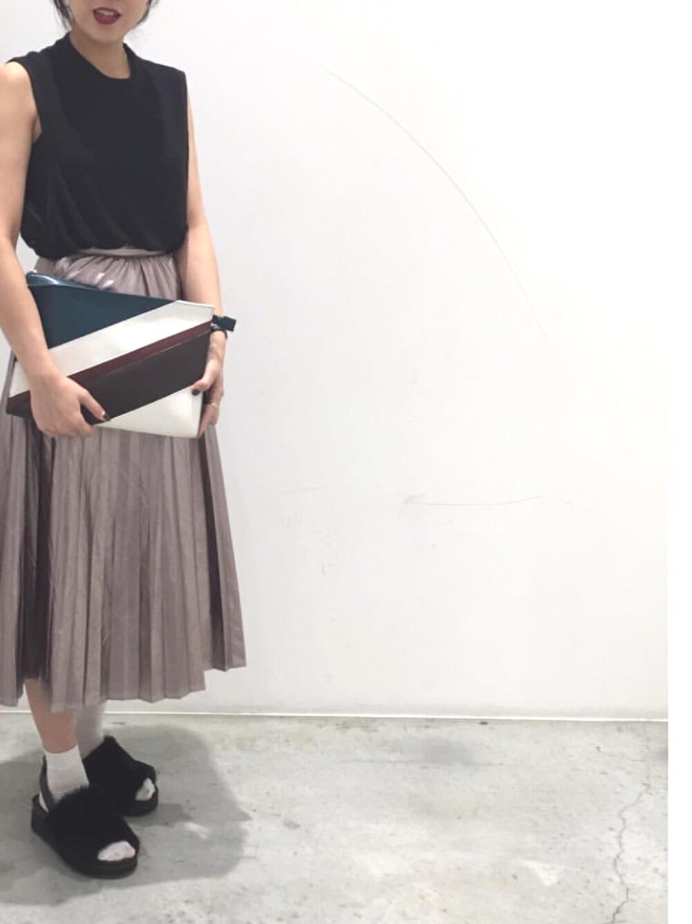 「秋コーデ、fashion、ブラック、KOE、プリーツスカート、スカート、ニット、シンプル、オトナ女子、シルバー」｜「koeのギャザーノースリーブニットプルオーバー（ニット/セーター、ブラック系）」を使った、伽織さん（レディース・167cm）の秋コーディネートの1枚目の写真