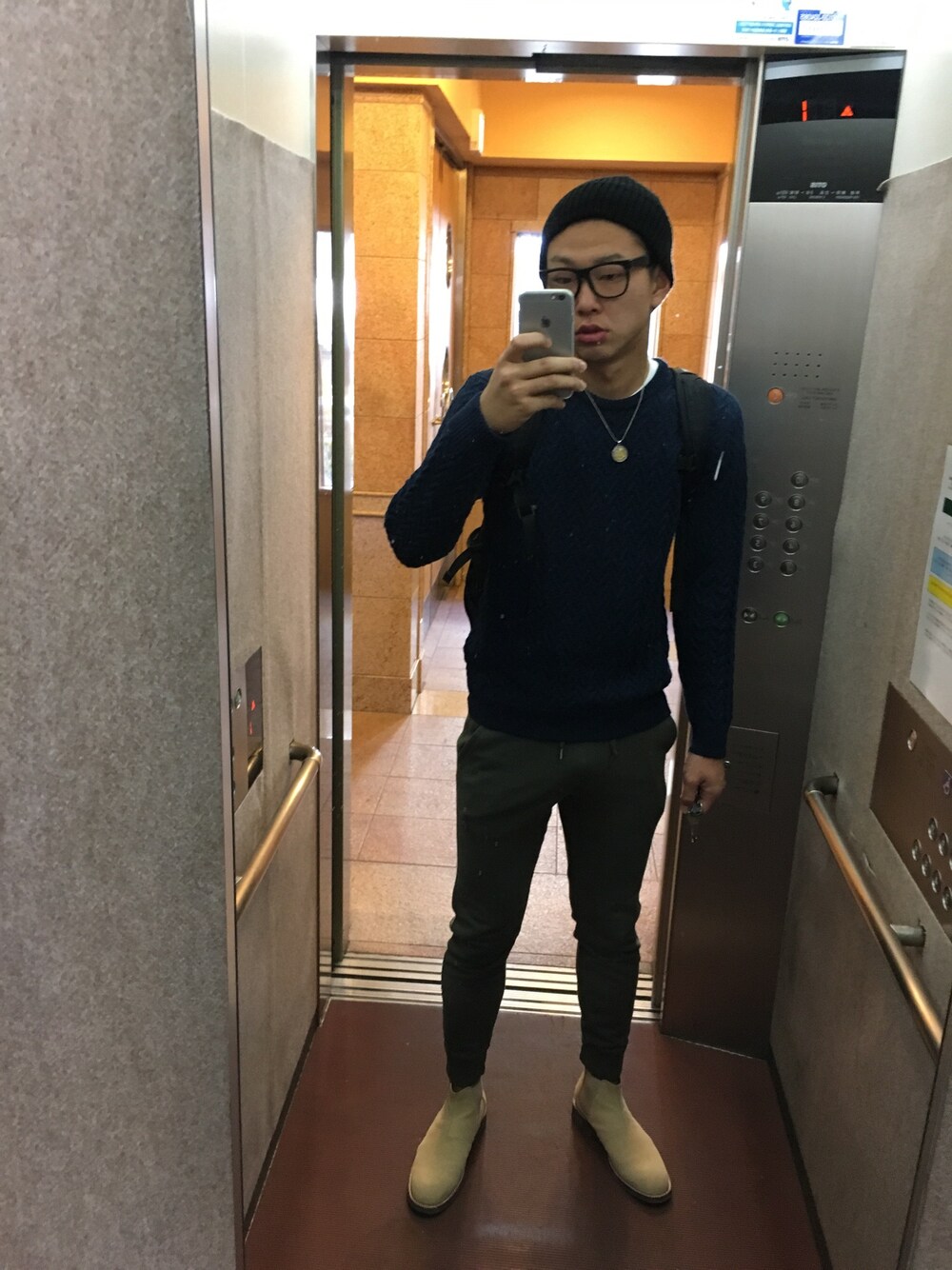 ブルー系のニット/セーター、グリーン系のその他パンツ、ベージュ系のブーツを着用したメンズの冬コーディネートの1枚目の写真
