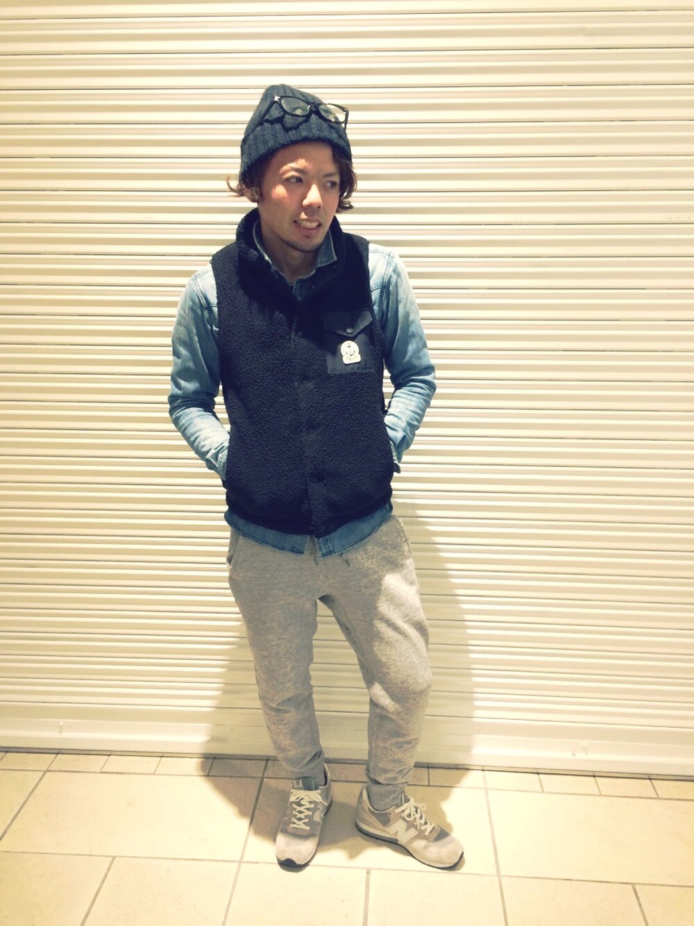 ブラック系のダウンベスト、その他のシャツ/ブラウス、グレー系のスニーカーを着用したメンズの冬コーディネートの1枚目の写真