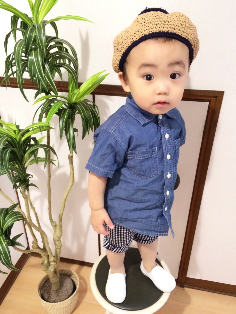 「男の子コーデ、manmaru.a、麦わらベレー帽、デニムシャツ、ギンガムチェックパンツ、ヒラキ」｜「manmaru.aのアイテム（帽子、ベージュ系）」を使った、yuuu_iiiさん（キッズ・80cm）の夏コーディネートの1枚目の写真
