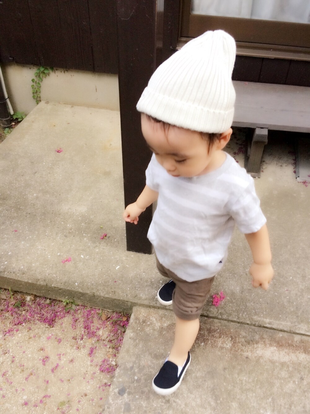 「ニット帽、男の子コーデ、キッズコーデ、ボーダートップス」｜「petit mainのシンプルニット帽（ニットキャップ/ビーニー、ホワイト系）」を使った、yuuu_iiiさん（キッズ・80cm）の夏コーディネートの1枚目の写真