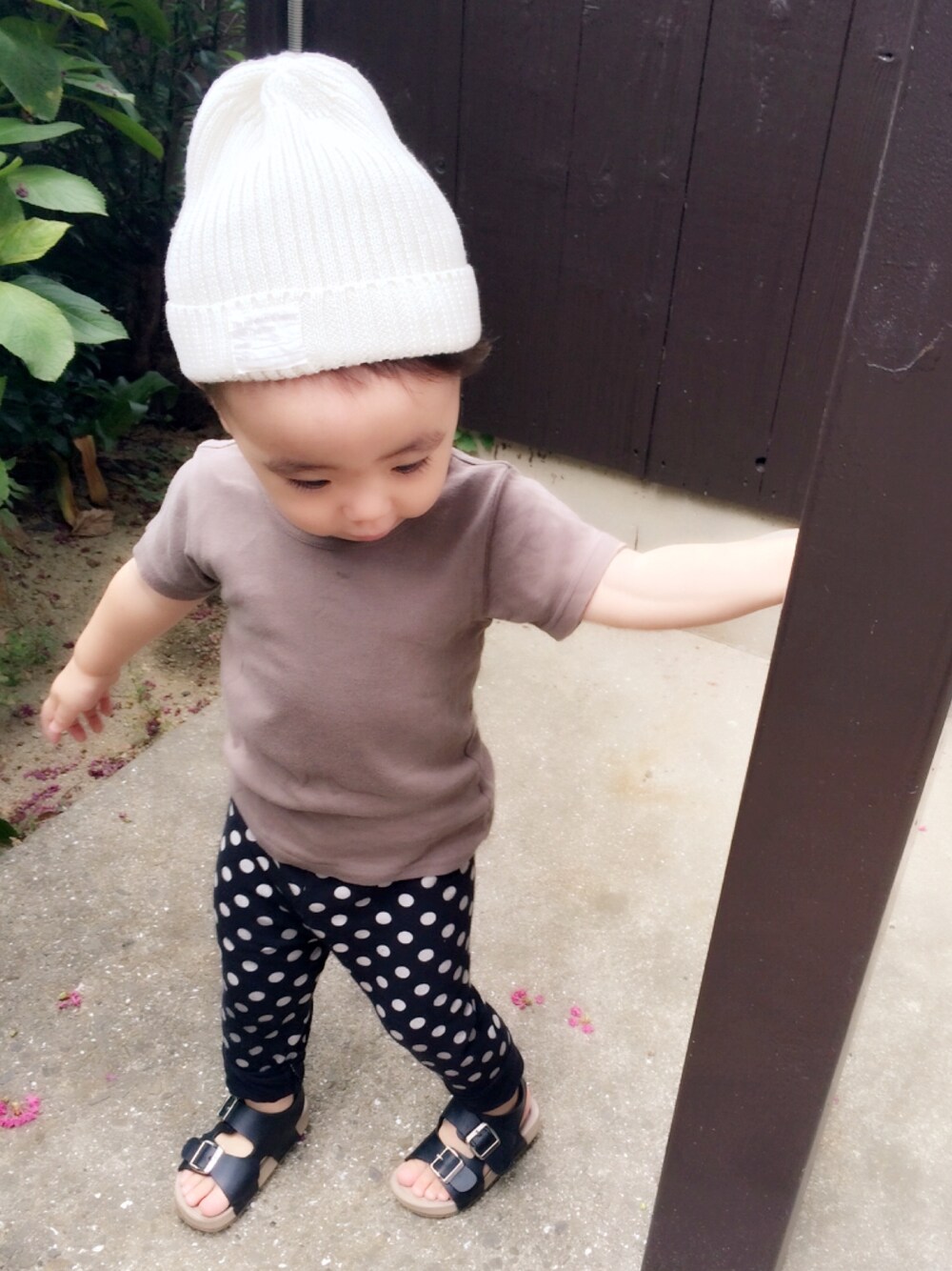 「男の子コーデ、キッズコーデ、秋意識、黒×カーキ」｜「petit mainのシンプルニット帽（ニットキャップ/ビーニー、ホワイト系）」を使った、yuuu_iiiさん（キッズ・80cm）の夏コーディネートの1枚目の写真