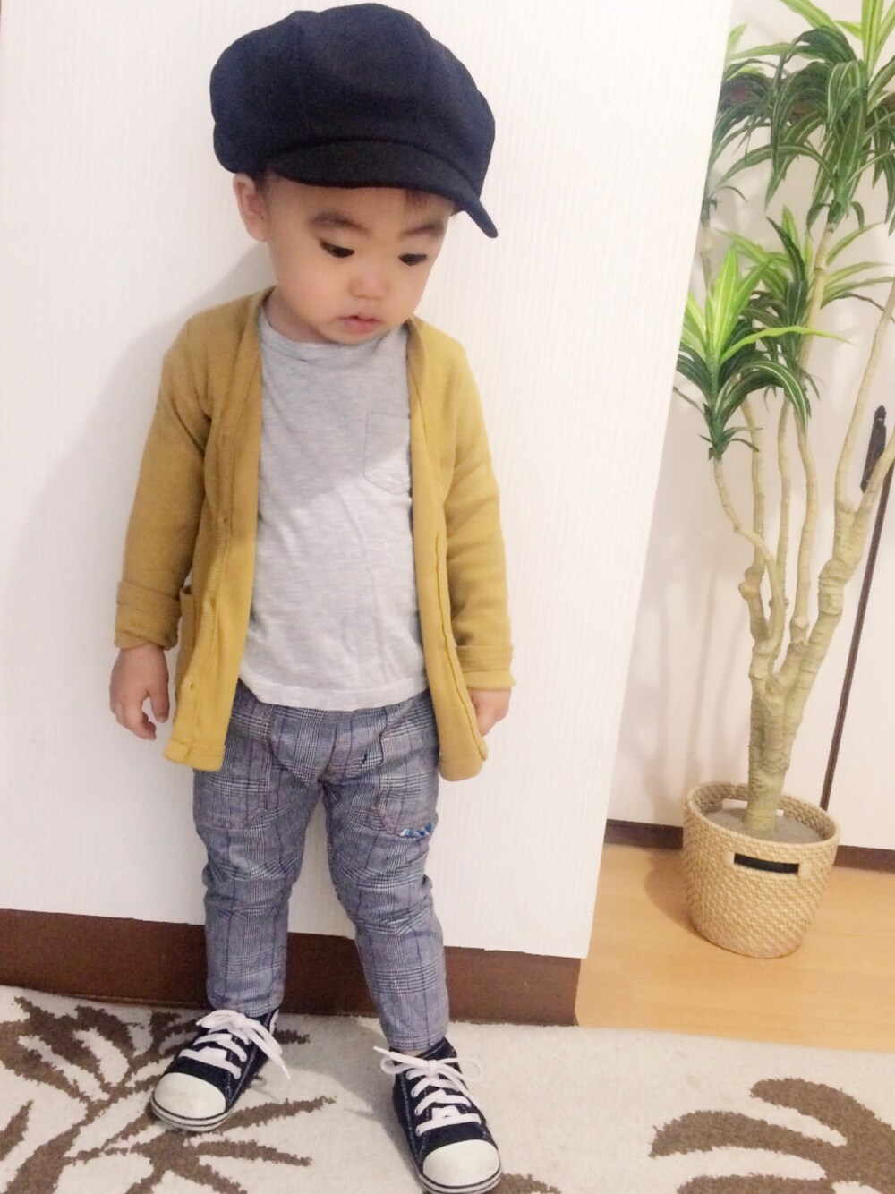 「男の子コーデ、キッズコーデ、秋のコーデ、からし色、チェックパンツ、キャスケット」｜「@monmimi1のアイテム（カーディガン/ボレロ、イエロー系）」を使った、yuuu_iiiさん（キッズ・80cm）の秋コーディネートの1枚目の写真