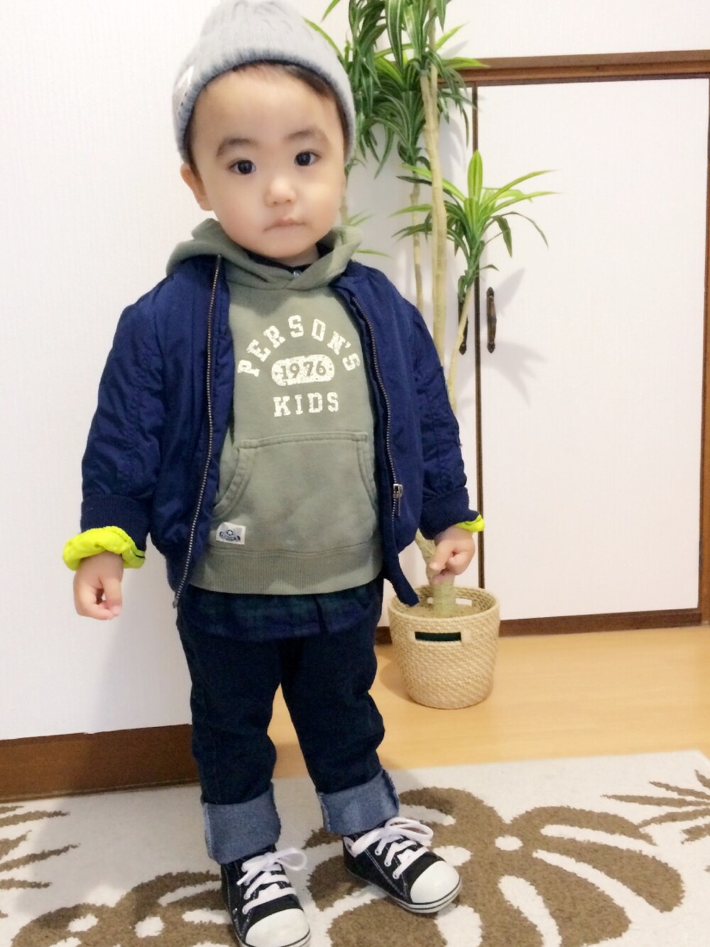 「男の子コーデ、キッズコーデ、冬コーデ、MA-1、チェックシャツ、ニット帽、黒コンバース」｜「しまむらのアイテム（ニットキャップ/ビーニー、グレー系）」を使った、yuuu_iiiさん（キッズ・80cm）の秋コーディネートの1枚目の写真