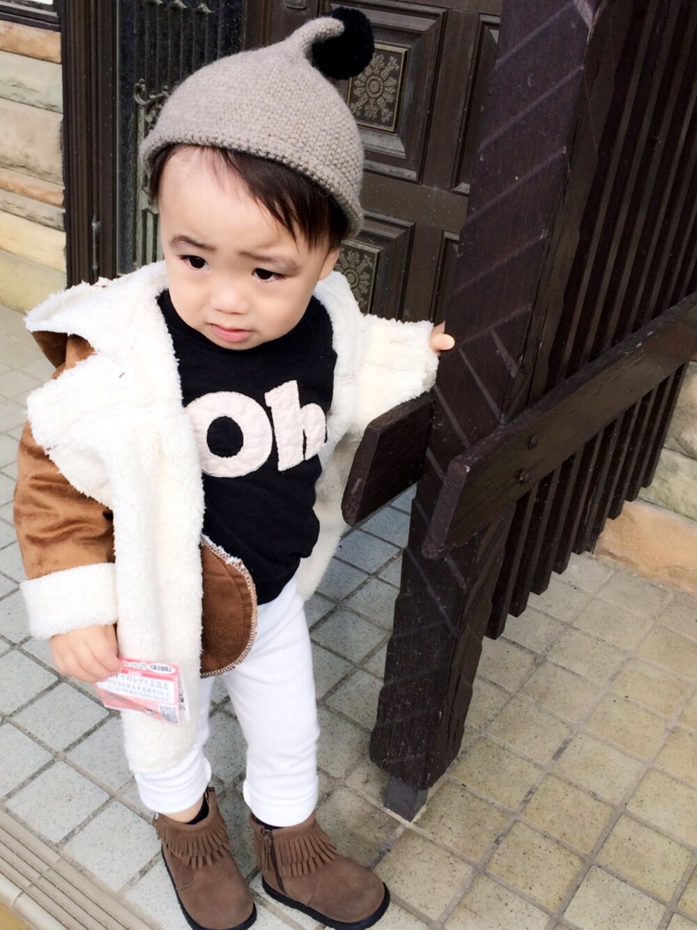 「キッズコーデ、男の子コーデ、冬コーデ、ムートンコート、フリンジブーツ」｜「Handmadeのアイテム（ニットキャップ/ビーニー、ブラウン系）」を使った、yuuu_iiiさん（キッズ・80cm）の秋コーディネートの1枚目の写真