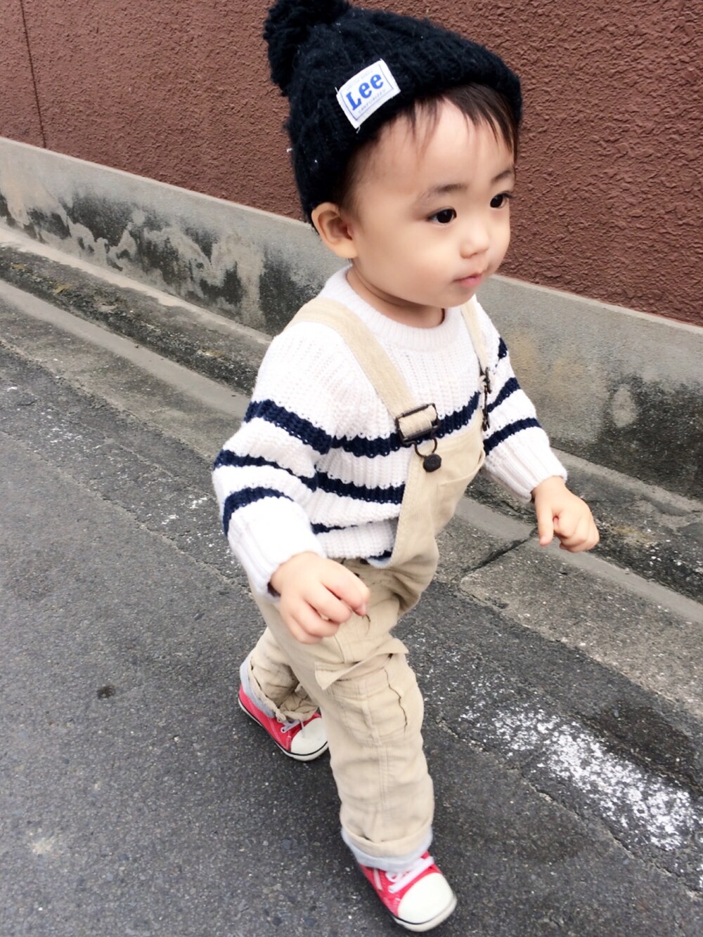 「秋のコーデ、キッズコーデ、男の子コーデ、差し色(赤)、サロペット、赤コンバース」｜「babyGAPのアイテム（ニット/セーター、ホワイト系）」を使った、yuuu_iiiさん（キッズ・80cm）の秋コーディネートの1枚目の写真