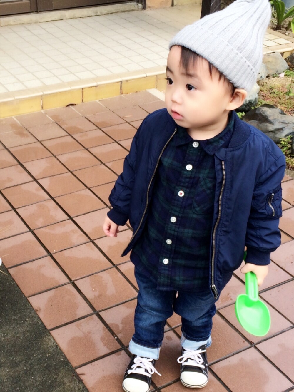 「男の子コーデ、キッズコーデ、ネイビーコーデ、ニット帽、黒コンバース、チェックシャツ」｜「しまむらのアイテム（ニットキャップ/ビーニー、グレー系）」を使った、yuuu_iiiさん（キッズ・80cm）の冬コーディネートの1枚目の写真