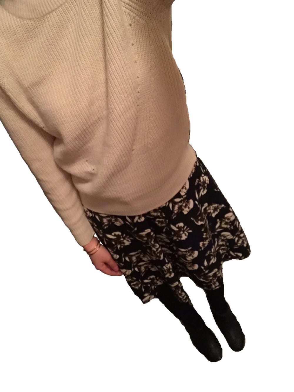 ベージュ系のトップス、ブルー系のスカート、ブラック系のブーティを着用したレディースの秋コーディネートの1枚目の写真