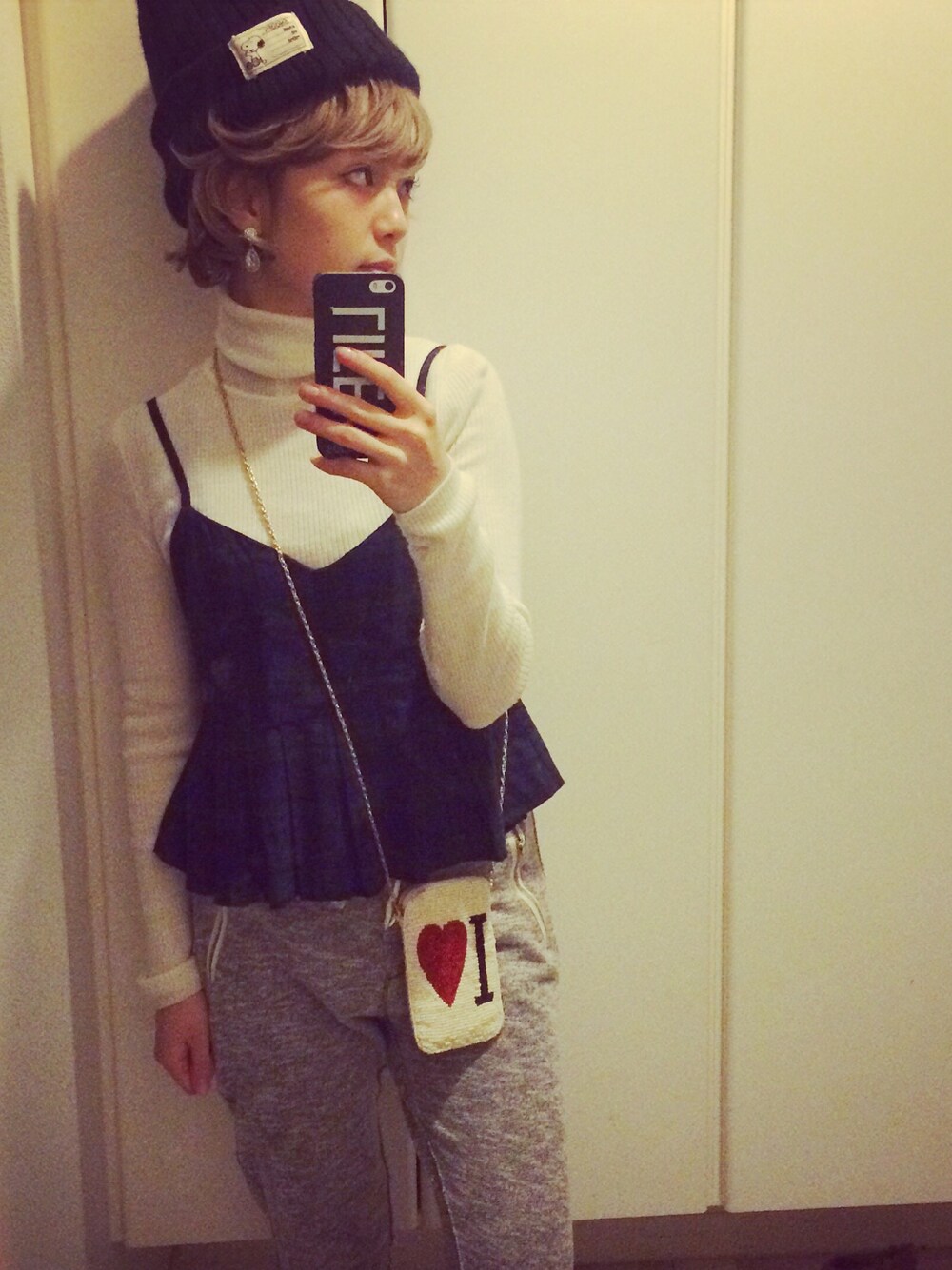 グレー系のその他パンツ、グリーン系のTシャツ/カットソー、ホワイト系のニット/セーターを着用したレディースの冬コーディネートの1枚目の写真