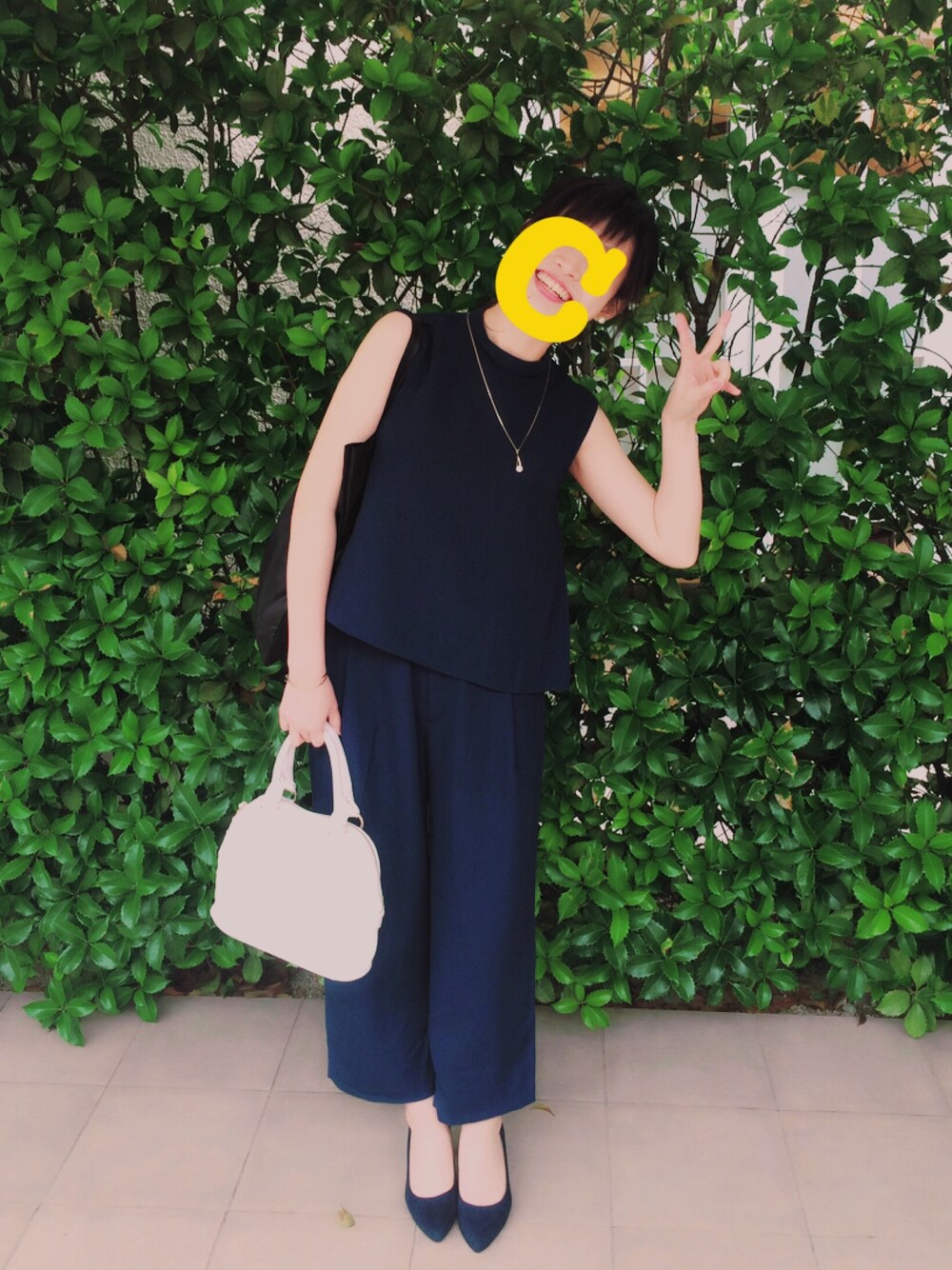 ブルー系のサロペット/オーバーオール、ホワイト系のボストンバッグ、ブルー系のパンプスを着用したレディースの春コーディネートの1枚目の写真