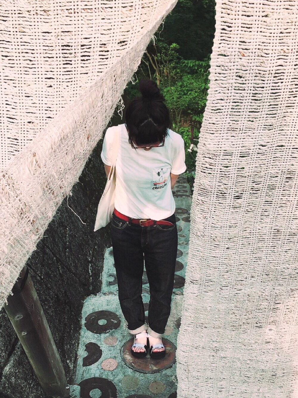 ホワイト系のTシャツ/カットソー、ホワイト系のトートバッグ、ブルー系のデニムパンツを着用したレディースの夏コーディネートの1枚目の写真