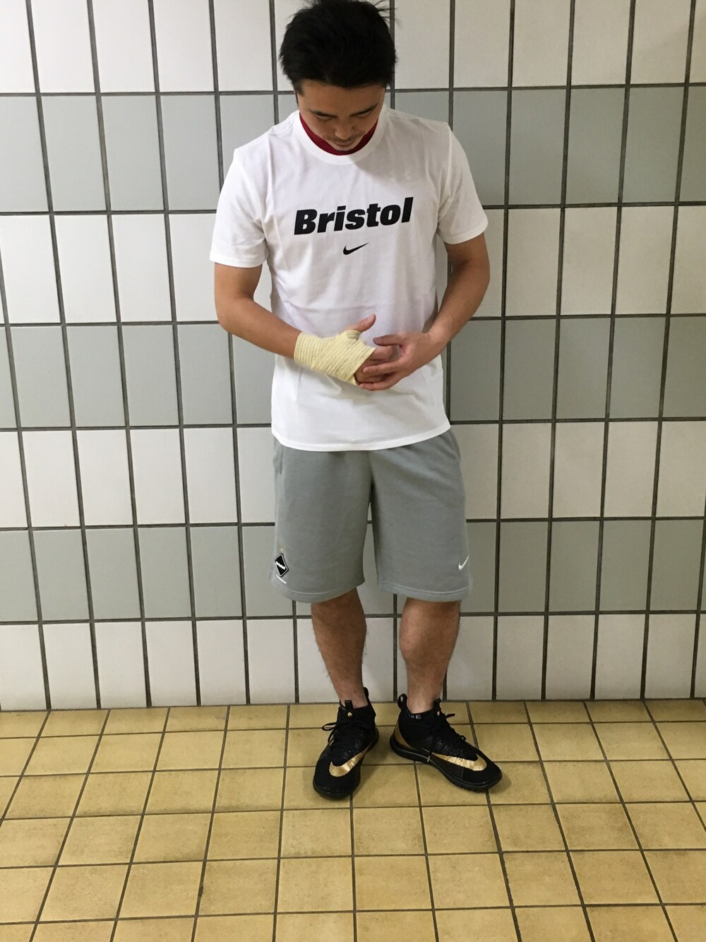 ホワイト系のTシャツ/カットソー、グレー系のその他パンツ、ブラック系のスニーカーを着用したメンズの夏コーディネートの1枚目の写真