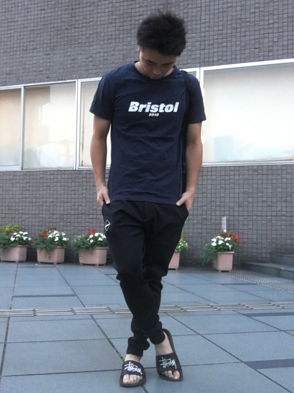 「トレーニング、筋トレ、ラフ、シンプル、サンダル、夏コーデ、Tシャツ、ストリート」｜「F.C.R.B.のアイテム（Tシャツ/カットソー、ブルー系）」を使った、Sunaoさん（メンズ・171cm）の夏コーディネートの1枚目の写真