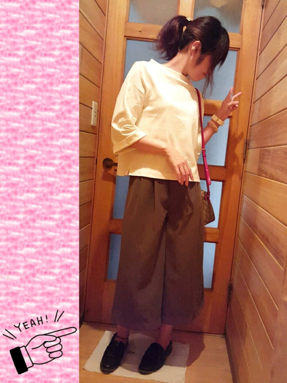 レッド系のショルダーバッグ、ホワイト系のTシャツ/カットソー、ブラウン系のその他パンツを着用したレディースの秋コーディネートの1枚目の写真