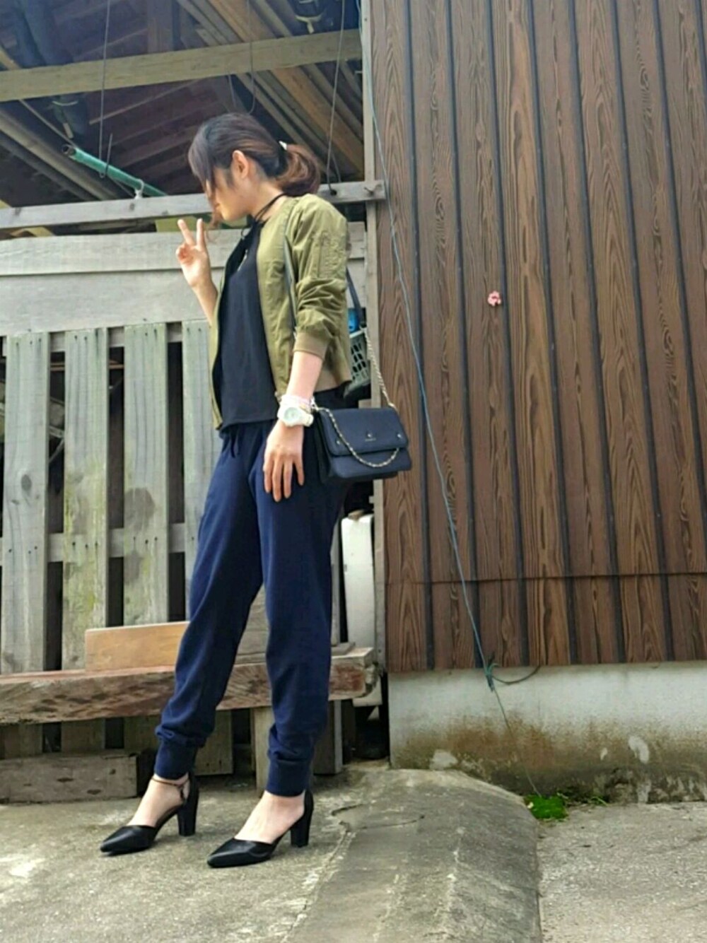 ブラック系のTシャツ/カットソー、グリーン系のナイロンジャケット、ブルー系のその他パンツを着用したレディースの秋コーディネートの1枚目の写真