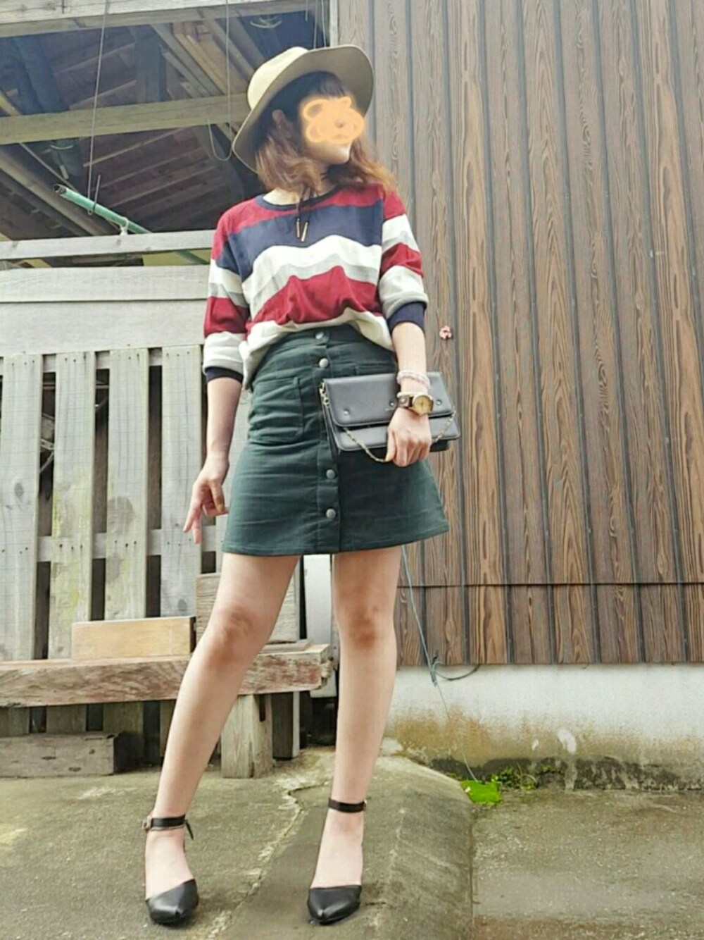 グリーン系のスカート、その他のニット/セーター、ブラック系のバッグを着用したレディースの秋コーディネートの1枚目の写真