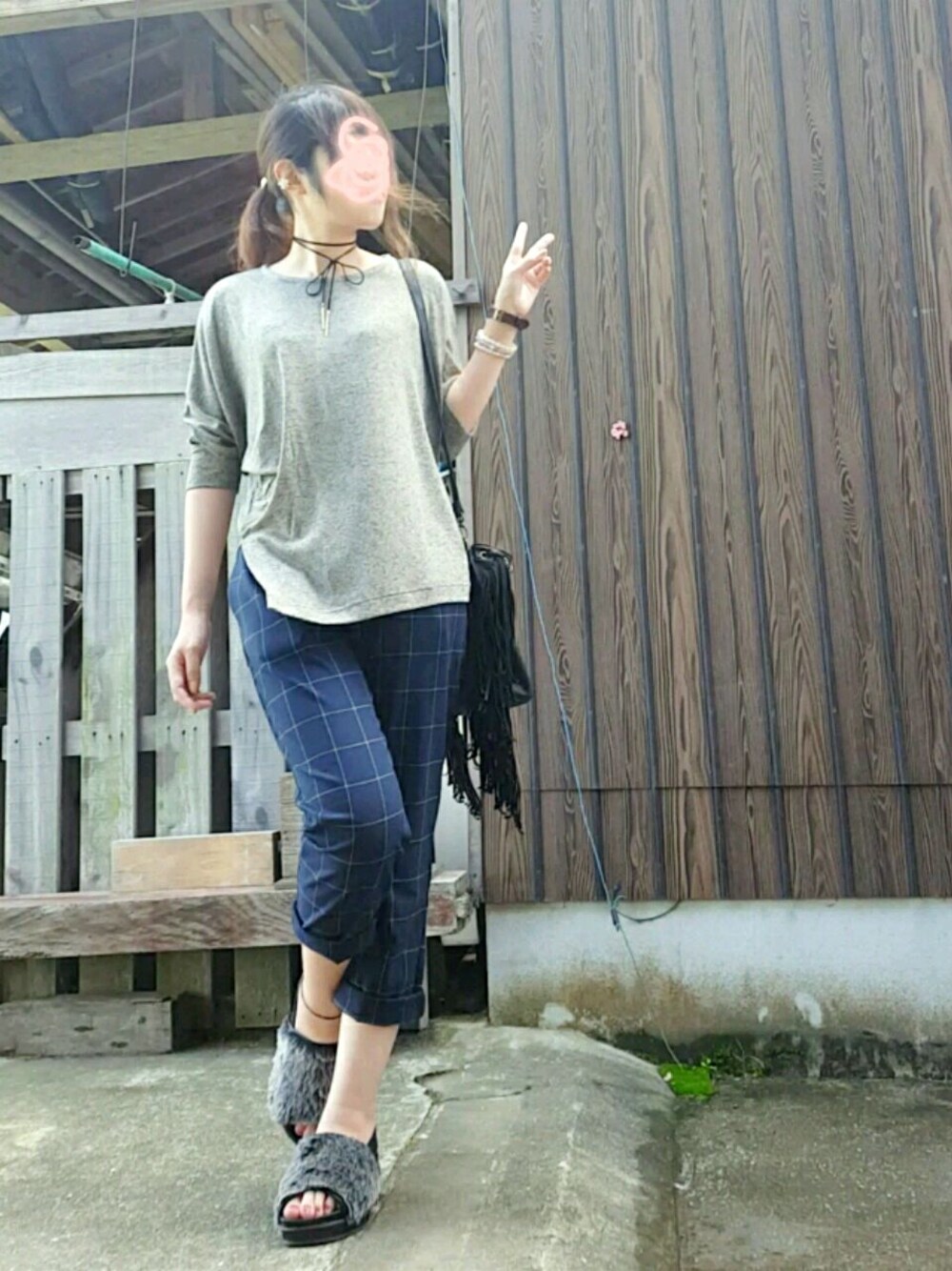 ブルー系のその他パンツ、ベージュ系のニット/セーター、ブラック系のショルダーバッグを着用したレディースの秋コーディネートの1枚目の写真